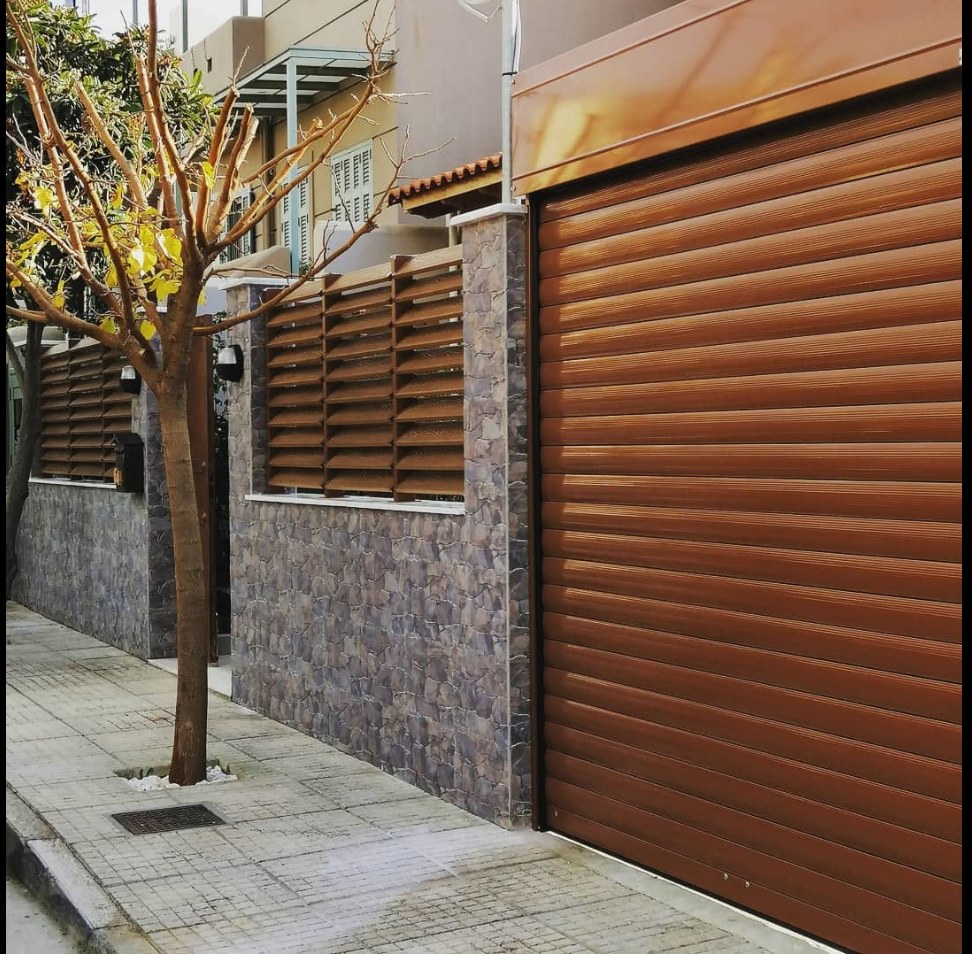 Γκαραζόπορτα ρολό σε αποχρώσεις ξύλου, εγκατάσταση Tsevas Technical